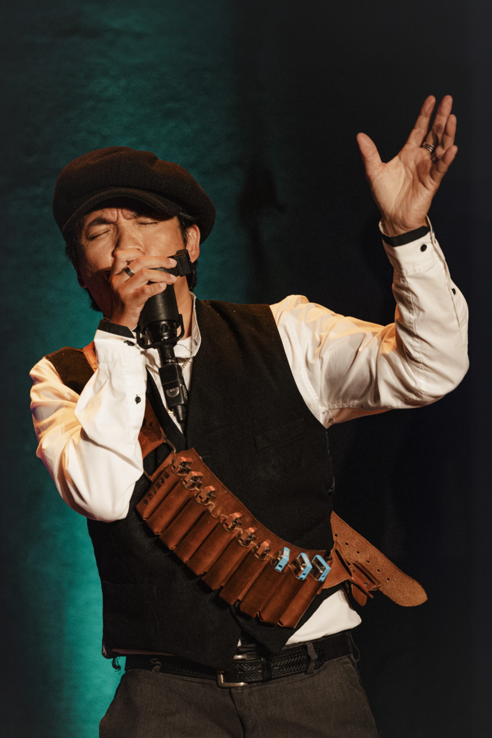 Musiker Bonny B der Mundharmonika spielt