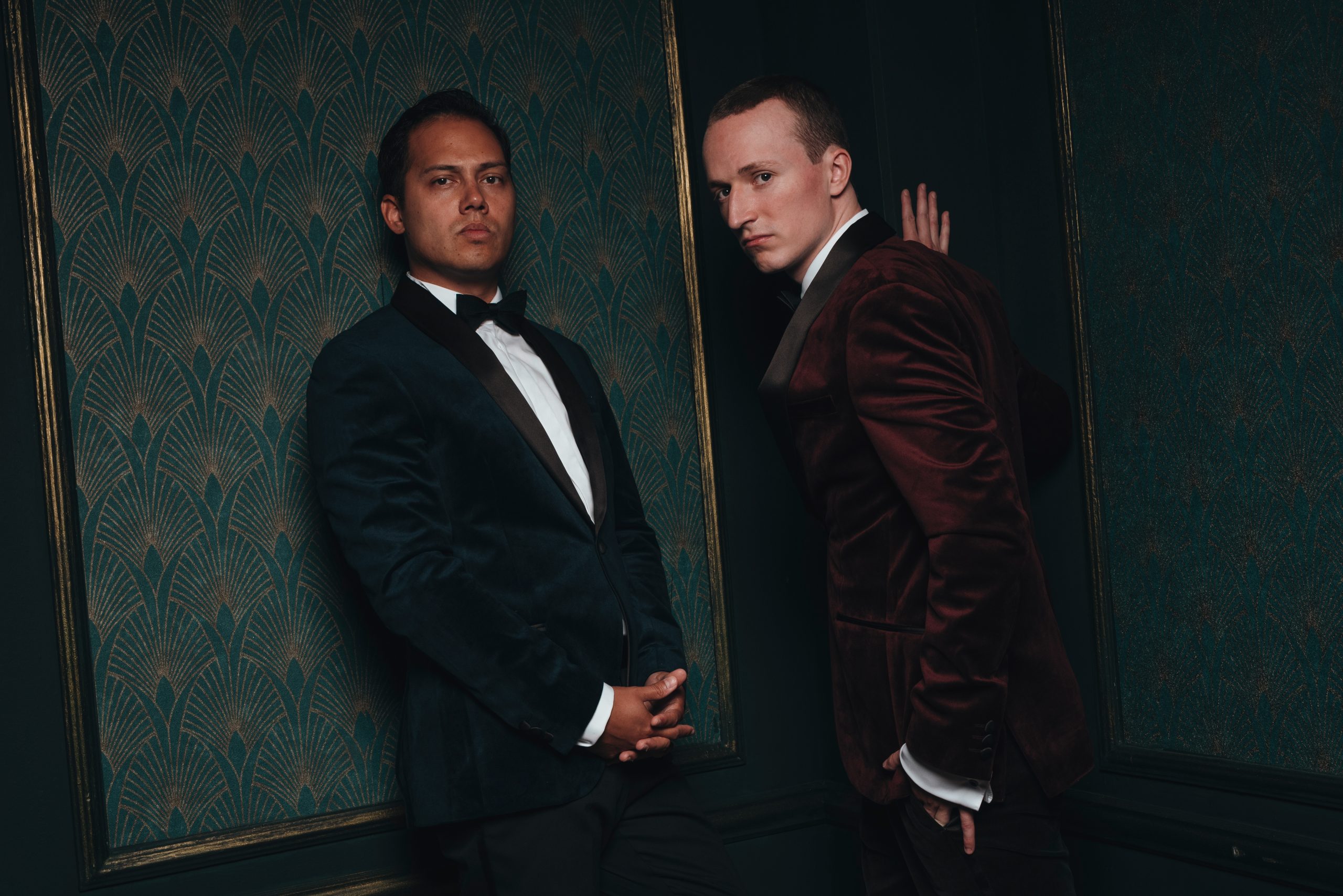 zwei Dozenten die einen Anzug und Fliege tragen