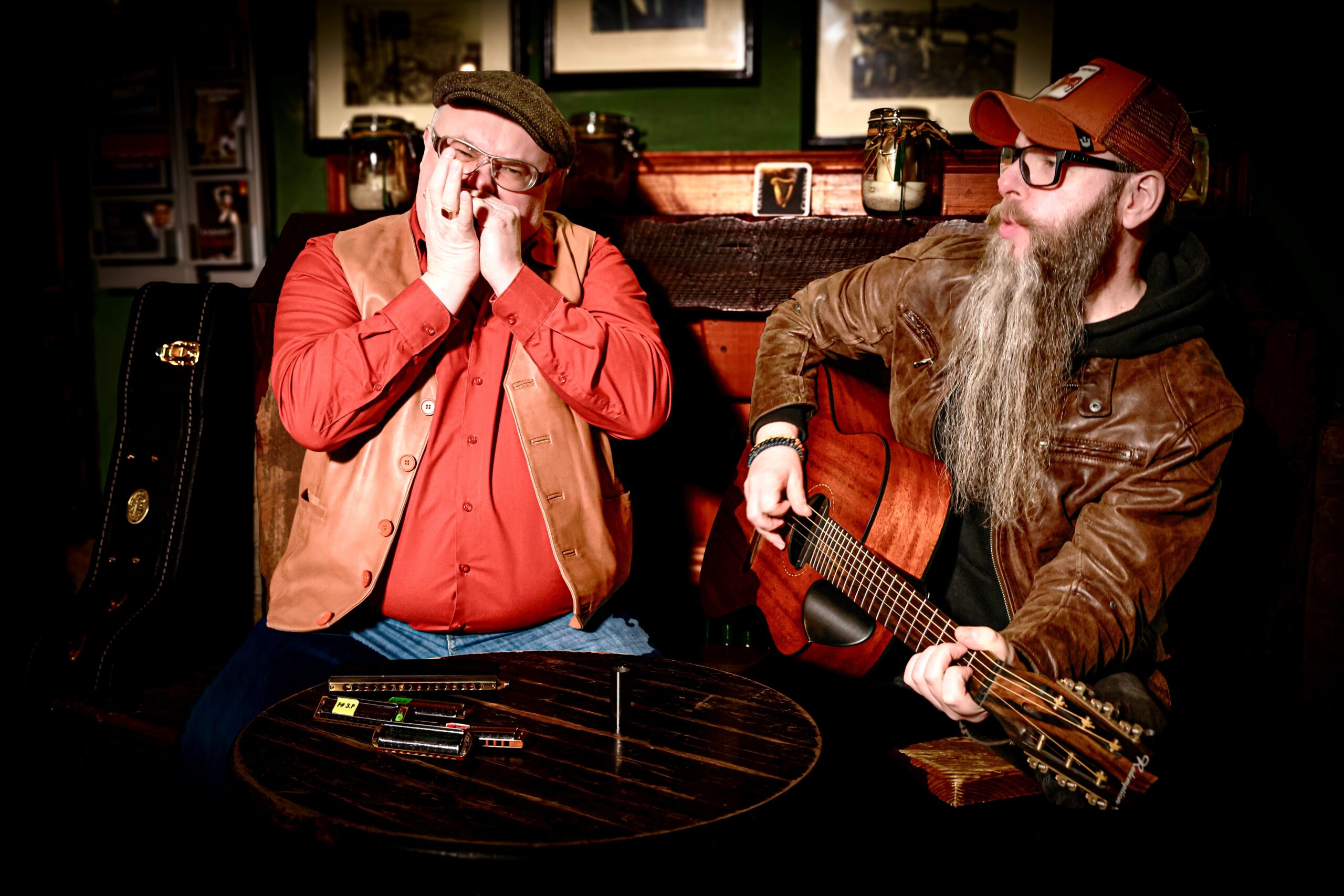 Chris Kramer & Paddy Boy Zimmermann die zusammen spielen auf Gitarre und Mundharmonika