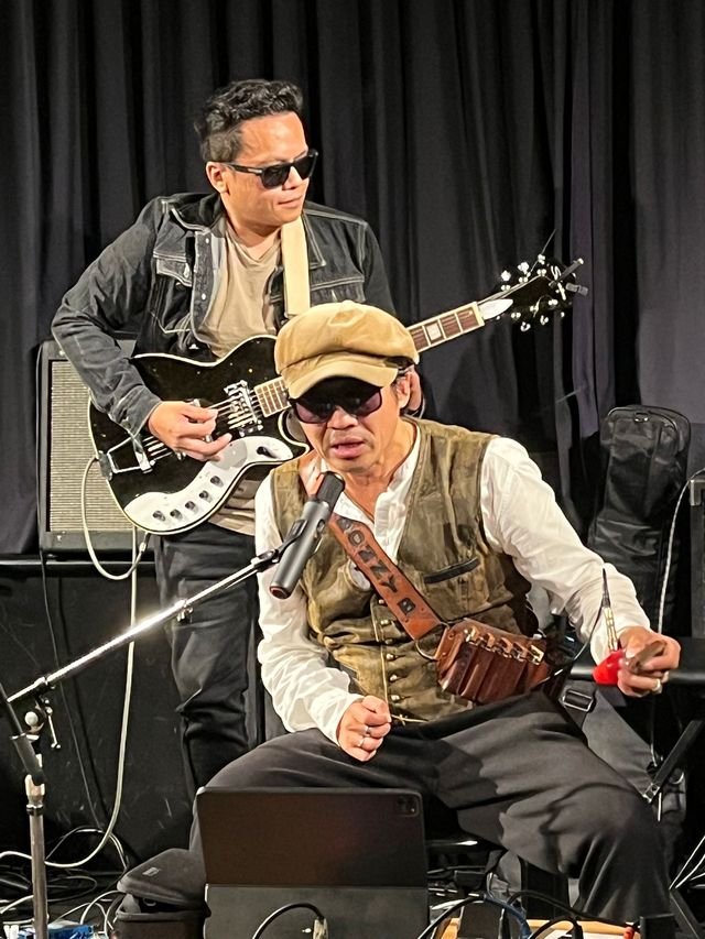 Die Musiker Ice B und Bonny B an der Gitarre und Mundharmonika