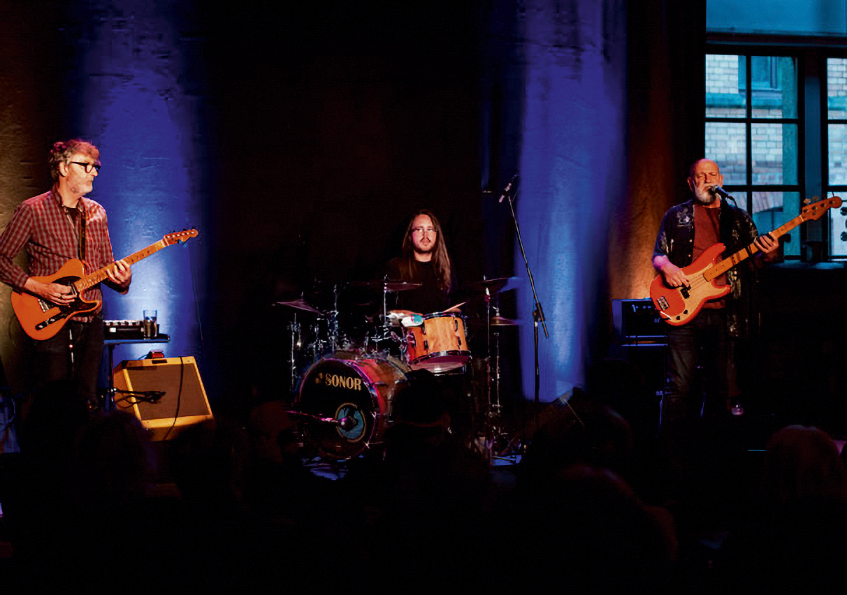 The livewires Band auf der Bühne zwei Gitarren und ein Schlagzeug